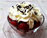 Foto del paso 4 de la receta: Copa de fresas, nata y chocolate