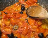Foto del passaggio 4 della ricetta Spaghetti ai pomodorini freschi con capperi e olive