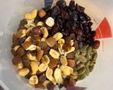 Házi granola mézzel, magvakkal és aszalt gyümölcsökkel recept fázis 1 fotója
