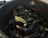 Foto del paso 2 de la receta: Mejillones en jugo de limón y vino blanco,