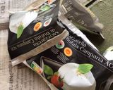 Une image de l'étape 3 de Salade de tomates noires, mozzarella di buffala et oignons nouveaux.