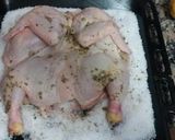Foto del paso 1 de la receta: Pollo a la sal con papas y ensalada de couscous con verduras