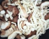 Foto del paso 3 de la receta Girasoles Rellenos de Trufa blanca, Setas y Queso con Shitake y Shimaji en Salsa de Boletus y Trufa