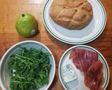 Foto del paso 1 de la receta: Miche con serrano, pera, arúgula y roquefort
