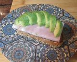 Foto del paso 3 de la receta Tostada con aguacate y huevo poche