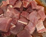 Hình bước làm 4 của món Cơm nhà với mực xào ngô bao tử, đùi bò rim tiêu, canh đu đủ thịt băm viên, đậu cove luộc rắc mè