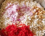 A picture of step 1 of Schezwan Kurmura Bhel.