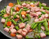 Foto del paso 4 de la receta: Salteado de verduras y chuletas de Sajonia con salsa de soja y toque picante