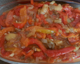 Foto del paso 4 de la receta: Ensalada de pimientos rojos cebolla y berenjena asados al horno