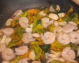 Foto del passaggio 6 della ricetta Fettuccelle al sapore d'estate🌱🦐🏵🥜🏖