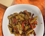 Foto del passaggio 3 della ricetta Platessa con contorno di patate,peperoni e cipolline