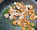 Foto del paso 2 de la receta: Arroz con Butifarra, Rovellons, Trompetas de la Muerte y Champiñones Portobello