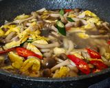 Foto langkah ke 6 dari resep Tumis Jamur Telur.