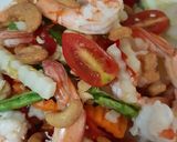 รูปขั้นตอนการทำที่ 3 ของ ส้มตำยอดมะพร้าวอ่อนกุ้งสด /Young Coconut Shoot Salad with Shrimp