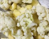A picture of step 1 of Cauliflower and potatoes.