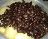 A picture of step 1 of Mashed potatoes & Njahi.