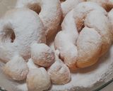 Foto langkah ke 6 dari resep Donat Maizena.