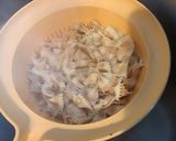 Une image de l'étape 7 de Farfalles bicolores au gorgonzola,basilic et oignon rouge.
