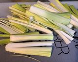 Une image de l'étape 2 de Feuilletés chèvre poireaux, salade de jeunes pousses.