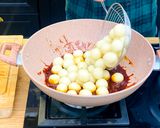Foto langkah ke 7 dari resep Bola-bola mochi kentang pedas manis.