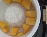 Foto langkah ke 2 dari resep Bubur Labu Udang Rice Cooker.