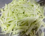 Foto langkah ke 2 dari resep Tumis Labu Siam Bawang Putih.