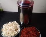 A picture of step 1 of Garlic pickle.