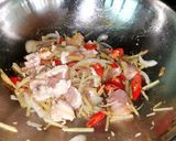 รูปขั้นตอนการทำที่ 2 ของ ไก่ผัดพริกขิง