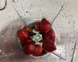 Foto langkah ke 2 dari resep Strawberry Milkshake.