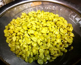 Foto del paso 2 de la receta: Huevos fritos sobre puré de guisantes secos