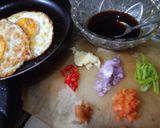 Foto langkah ke 2 dari resep Telur ceplok kecap.