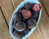 Foto del paso 3 de la receta: Frambuesas congeladas bañadas en chocolate (vegano y saludable)