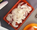 Foto del paso 1 de la receta: Rape en cama de cebolla y calabacín con costra de mayonesa