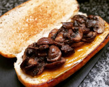 Foto del paso 6 de la receta: Bratwurst con champiñones al foie y cebolla caramelizada