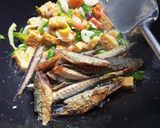 Foto langkah ke 5 dari resep Oseng-oseng Ikan Kemarin.