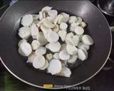 A picture of step 2 of Dry Arbi Masala.