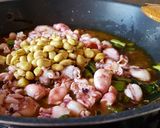 Foto del paso 4 de la receta Puntilla con ajos tiernos y habas baby