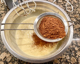 Foto del paso 3 de la receta: Pastel de Navidad con nata, chocolate y cerezas confitadas “sin gluten”