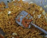 Foto langkah ke 5 dari resep Mi goreng #berburucelemekemas#resolusi2019.