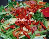 Foto langkah ke 4 dari resep Tumis Sawi Wortel Telur Sosis.