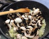 Une image de l'étape 9 de Poulet aux champignons, coriandre et crème de masala.