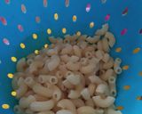 Foto langkah ke 1 dari resep Macaroni, Spinach and Corn with Spicy and Creamy Sauce.