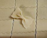 Foto del paso 8 de la receta: 🍝 Farfalle caseros con salsa bechamel de jamón y oliva 🍝 - 🍝 Fideos moñitos caseros con semolín🍝