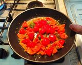 Foto del passaggio 1 della ricetta Farfalle con crema di fiori di zucchini e pomodorini ciliegino