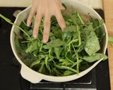 Foto langkah ke 5 dari resep Tumis Kangkung Pedas Terasi Devina Hermawan.