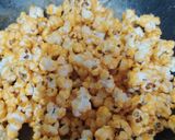 Foto langkah ke 3 dari resep Spicy Popcorn.