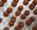 Foto langkah ke 4 dari resep Semprit Coklat Putih Telur.