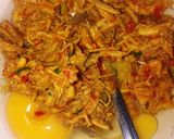 Foto langkah ke 1 dari resep Telor dadar ayam suwir kucai.