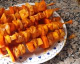 Foto del paso 5 de la receta: Brochetes de pechugas de pollo con papas españolas