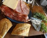 Foto del paso 4 de la receta: Bocadillo de pan de maíz con jamón, quesos y brotes